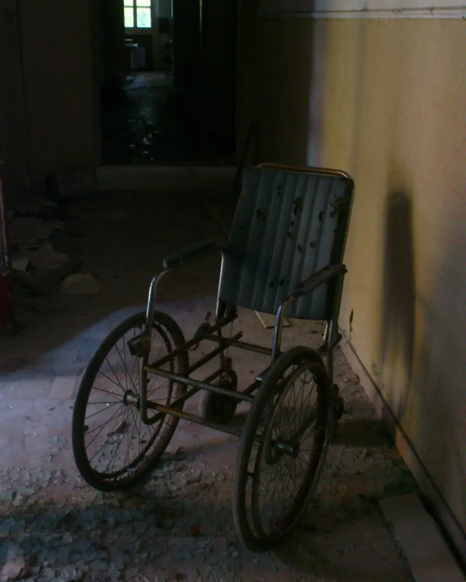 Una vecchia sedia a rotelle nel corridoio dell'ex ospedale psichiatrico di Rovigo